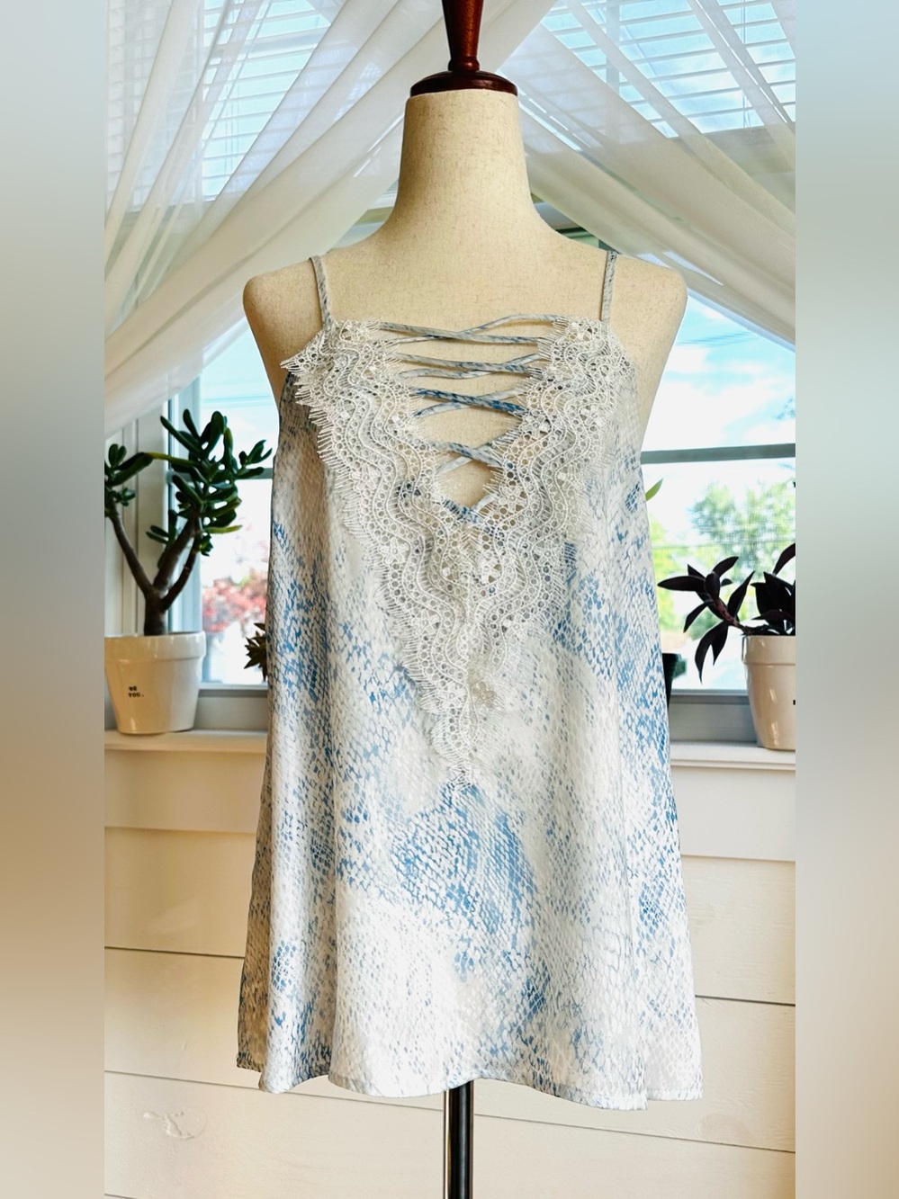 Q&A snakeskin print camisole blue and white reptile print a lace-trimmed V-neck